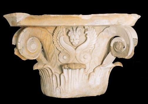 Capitello istoriato con una testa di grifone del I secolo a. C.