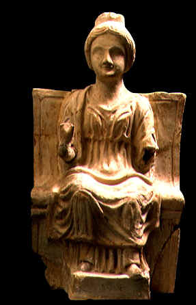 Statuetta in terra cotta che rappresenta la divinità di Tanit - Giunone - Caelestis, vestita di una lunga tunica, abbigliata con una cilindrica sulla testa. la dea è seduta su un trono con un largo schienale. Mosaico al Museo del Bardo