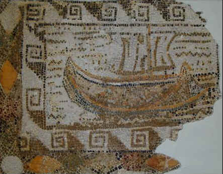 Frammento di mosaico cristiano che raffigura una nave. Il mosaico  conservato al Museo del Bardo
