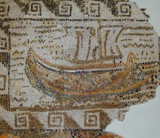 Mosaico con l'immagine di una nave in viaggio sul mare