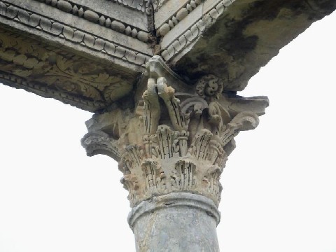 Capitello corinzio con il simbolo del serpente di Esculapio