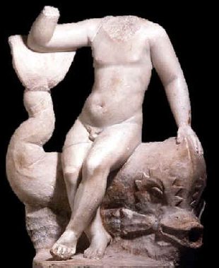 Statua-fontana mutile in marmo che raffigura un Amore seduto sopra un delfino