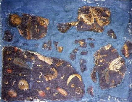 Mosaico con una rappresentazione insolita. Suolo di una camera raffigura i resti di un pasto. D'un realismo sconcertante, eseguito in modo notevole con l'ausilio di tasselli di estrema raffinatezza, questo mosaico mostra una grande varietà di prodotti: gusci d'uova, teste di pesce, resti crostacei e di legumi ... L'opera è conservata al Museo del Bardo e risale al II sec. d. C.