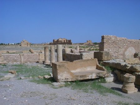 Resti di una casa di et bizantina con sullo sfondo il Capitolio