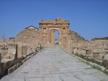 La monumentale Porta costruita durante il regno dell'imperatore Antonino Pio