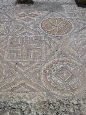 Pavimento a mosaico nella chiesa di Bellator 