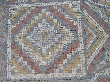 Mosaico geometrico nella zona absidale della chiesa di Bellator