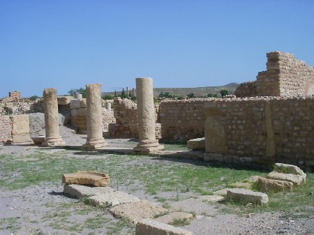 Colonnato di una casa di et bizantina con fortificazioni di difesa