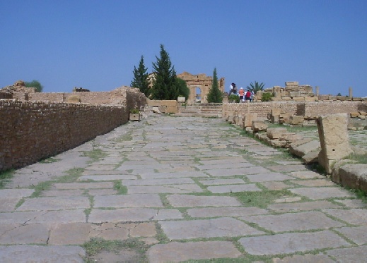 La strada principale che porta al Capitolium di Sufetula