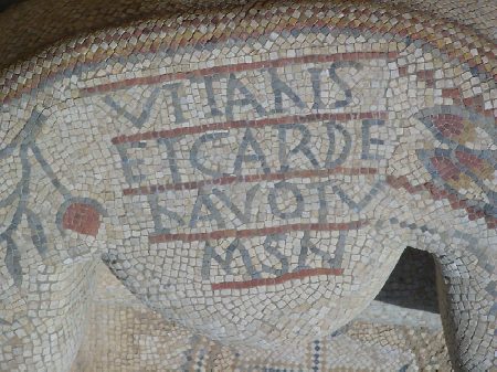 Particolare con la scritta VITALIS del mosaico del fonte battesimale