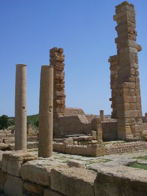 I resti, colonne e mura, di quella che fu la chiesa di Servus 