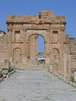 La strada che si dirige verso l'arco di Antonino a Sufetula