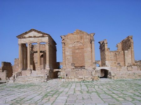 I templi del Capitolium dedicati alla triade divina romana Giunone, Giove e Minerva