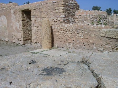 Una casa di et bizantina con i muri  di difesa