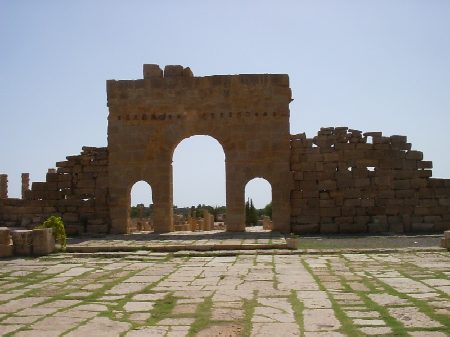La piazza del Foro con la Porta di Antonino imperatore del II secolo d. C.