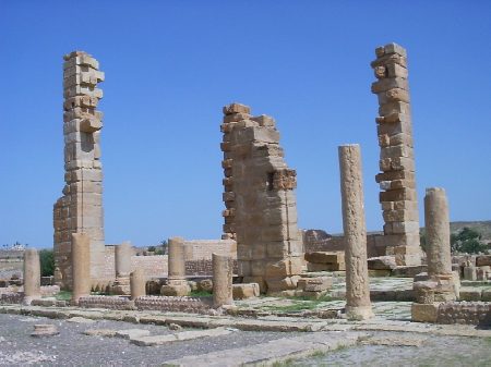 I quattro pilastri in grossi blocchi resti della chiesa di Servus