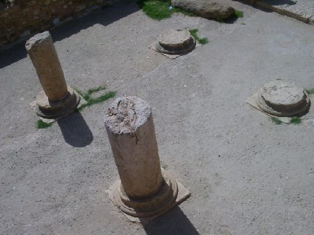 Strutture di colonne nella chiesa di Vitalis