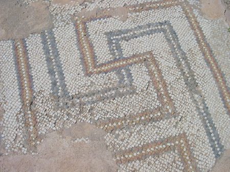 Un mosaico geometrico nella chiesa di Vitalis