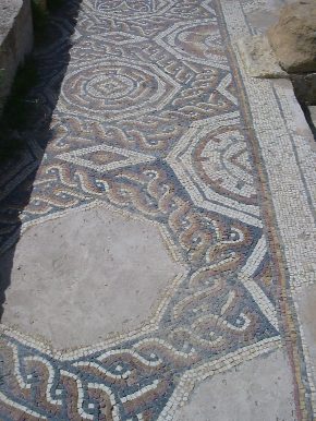 Mosaico geometrico nella chiesa di Vitalis