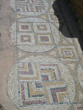 Mosaici nei pressi del fonte battesimale
