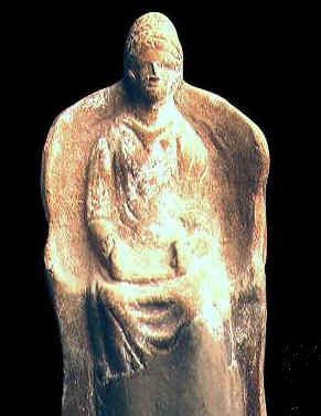 Statuetta che raffigura una donna seduta in una poltrona con larghi bracciali