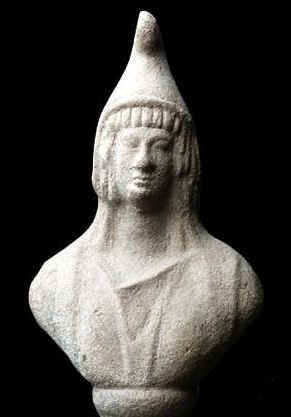 Busto di uomo vestito con una tunica e con in testa un cappello frigio. Il reperto  conservato al Museo del Bardo.