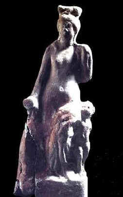 Statuetta in terracotta che rappresenta Venere accompagnato da un Amore