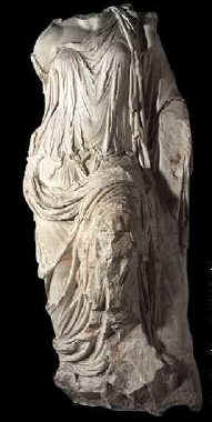 Statua acefala in marmo che raffigura Venere Victrix in piedi appoggiata al suo trofeo