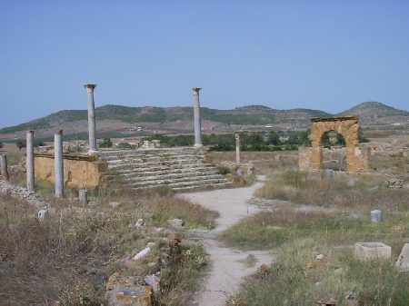 Il tempio di Baalat di fronte all'Arco sul Decumano del tempio alla dea Caelestis