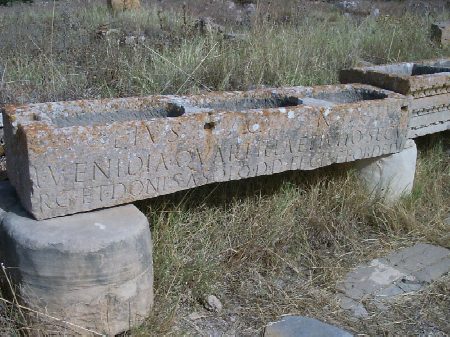 Iscrizioni latine votive nei pressi della Basilica cristiana