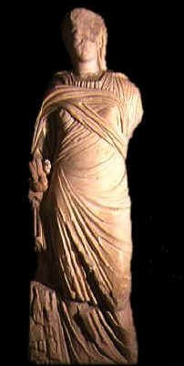 Statua-ritratto di una donna in piedi vestita con una lunga tunica e un mantello