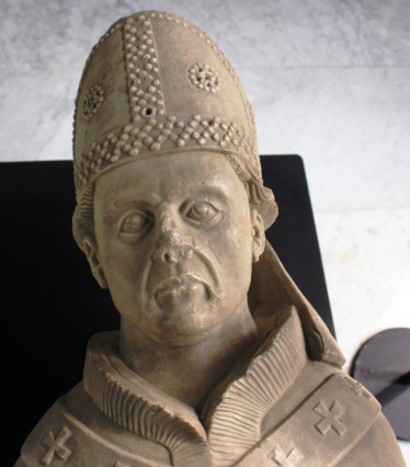 Particolare del sepolcro di Jacopo da Varagine conservato nel museo d'arte medioevale di Sant'Agostino
