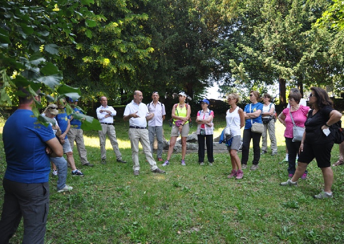 Alcuni pellegrini seguono la visita guidata nel parco storico-archeologico sant'Agostino