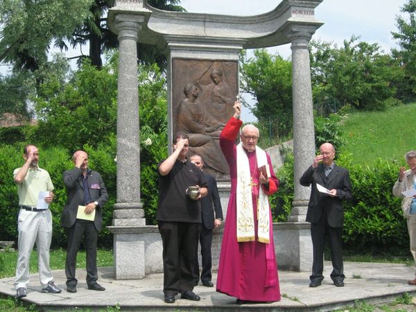 Mons. Giordano Ronchi benedice il Cammino di sant'Agostino davanti al monumento nel parco storico-archeologico S. Agostino