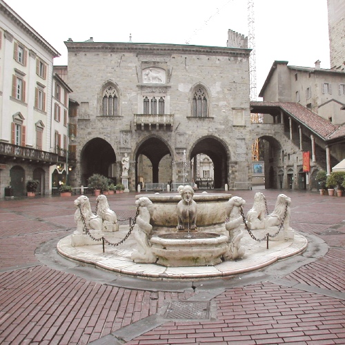 Fontana Contarini Bergamo Alta, Piazza Vecchia