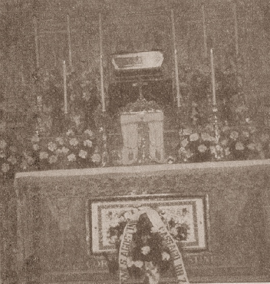 Omaggio floreale di Cassago davanti all'Urna di sant'Agostino in san Pietro in Ciel d'Oro