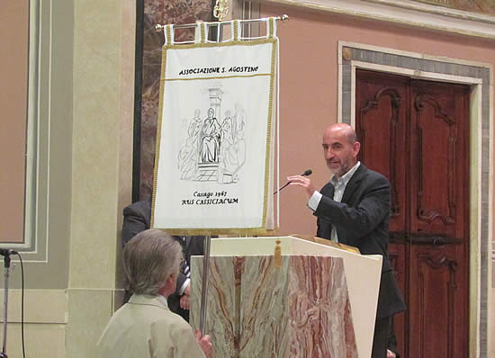 Il presidente Luigi Beretta presenta e illustra il Labaro