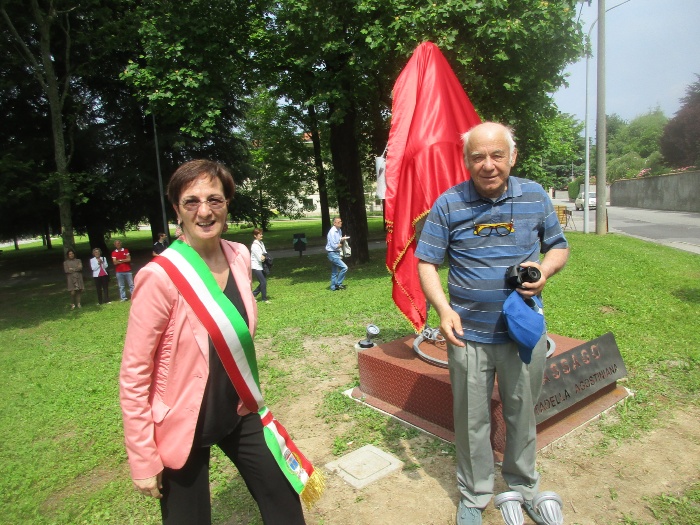 L'artista Pietro Villa e il Sindaco di Cassago davanti alla statua prima della inaugurazione