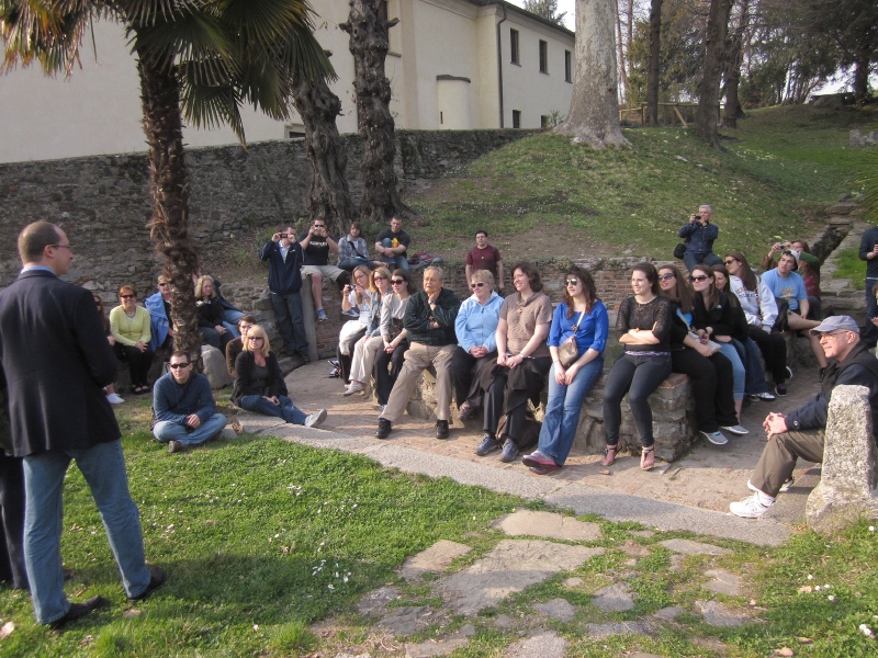 Studenti e professori del Merrimack College davanti alla fontana di S. Agostino ascoltano una lezione del prof. Giuseppe Redaelli