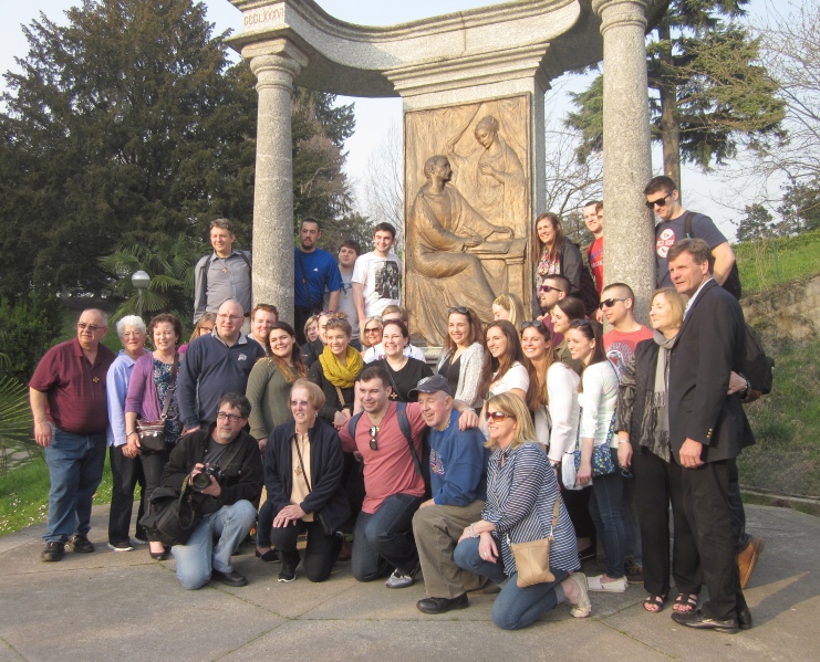 Studenti e professori del Merrimack College davanti al Monumento di S. Agostino