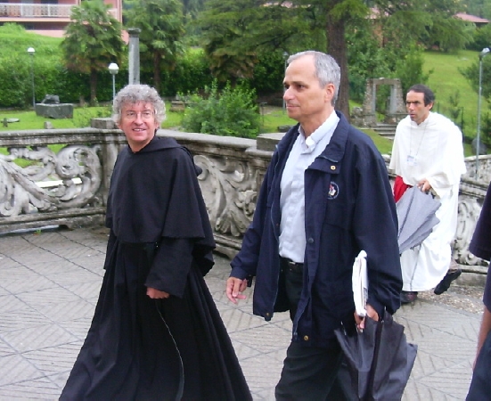  Padre Robert Prevost priore generale agostiniano entra in chiesa parrocchiale a Cassago 