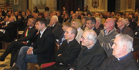 Le autorit civili e religiose presenti all'incontro con mons. Rino Fisichella, l'on. Maurizio Lupi e l'attore Alessandro Preziosi