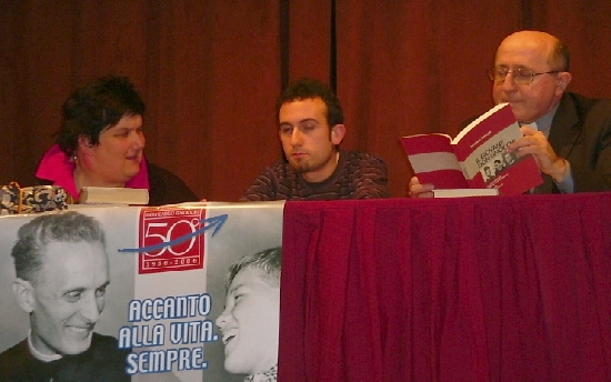  Il tavolo dei relatori con il moderatore Elena Rigamonti, l'autore Tommaso Tornaghi e mons. Ennio Apeciti 