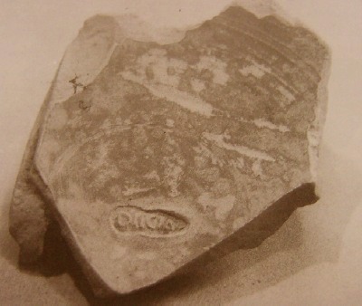 Uno dei pezzi esposti: un fondo con l'iscrizione DIICIAs