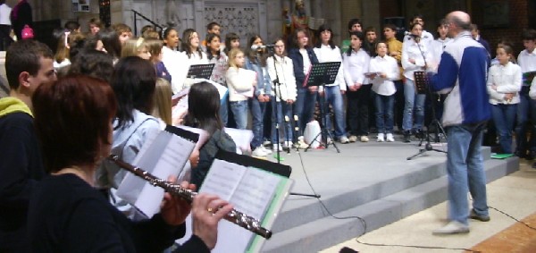 Ragazzi del Coro Adeodato durante le prove diretti dal Maestro Silvano Bianchi
