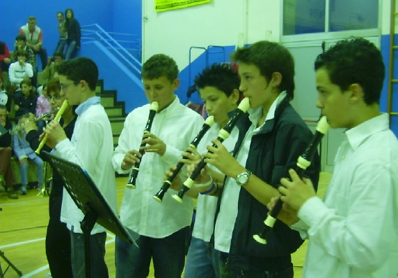 Ragazzi del Coro Adeodato accompagnano i canti con il flauto