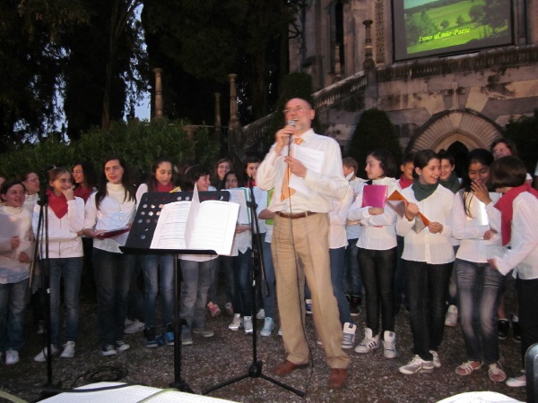 Il maestro Silvano Bianchi presenta la canzone Inno al mio paese