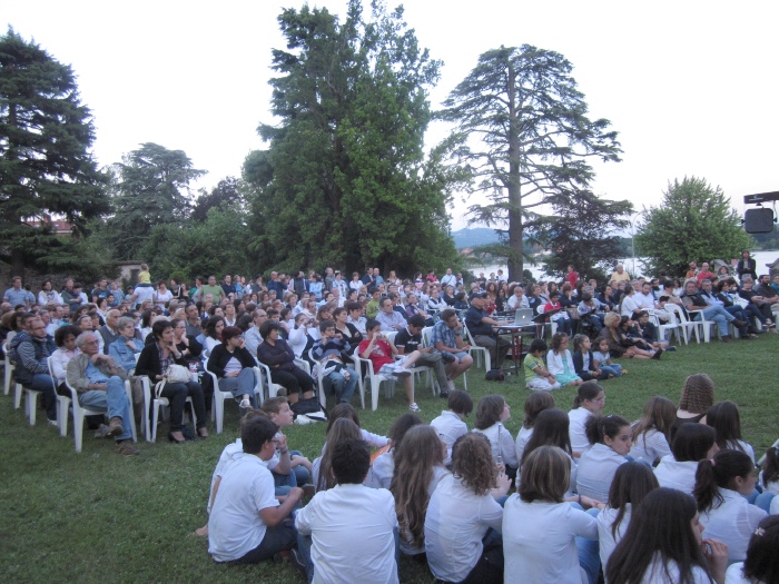 Il pubblico presente nel parco della villa del Palazzo Beauharnais a Pusiano
