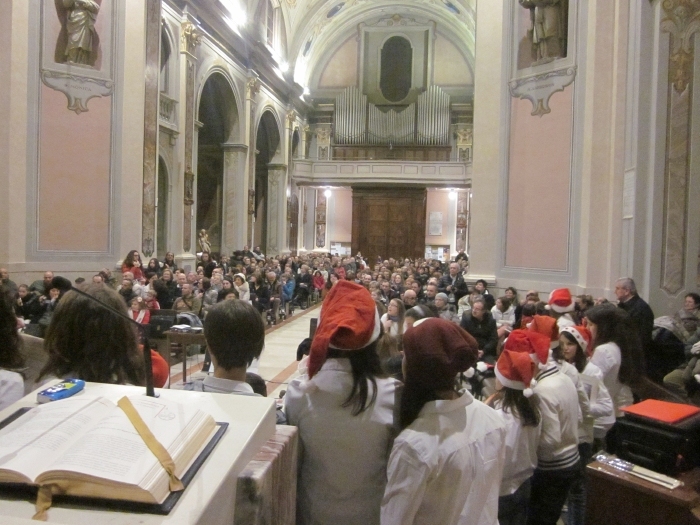 Il Coro Adeodato in Concerto a Natale 2013 in una chiesa affollatissima