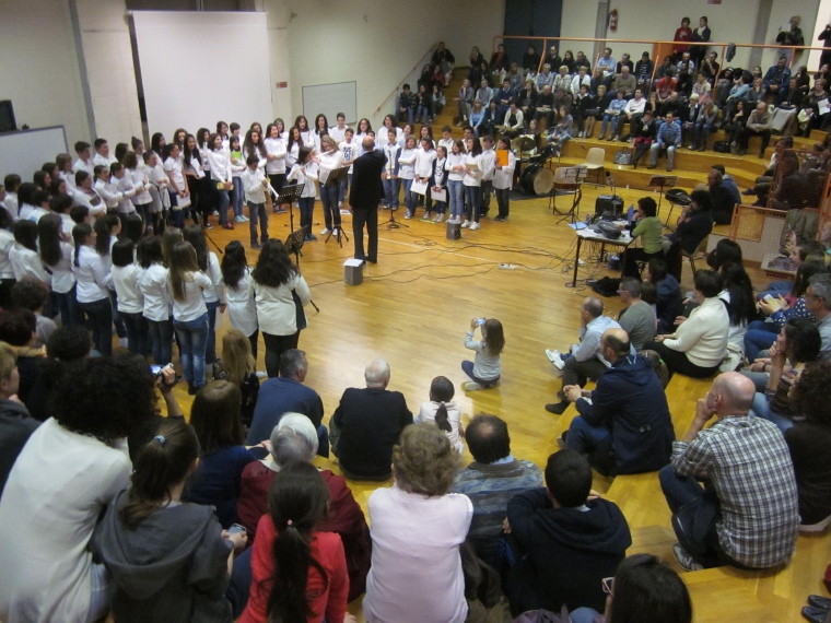 Il Coro Adeodato durante il Concerto nell'Aula Magna dell'Istituto di Istruzione Secondaria Superiore "A. Greppi"